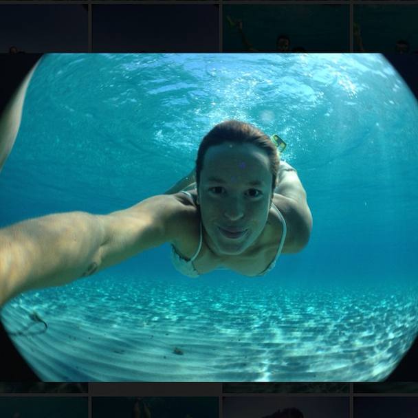 Federica, meravigliosa sirena: foto subacquea con telefonino e nuova custodia impermeabile (da Instagram)